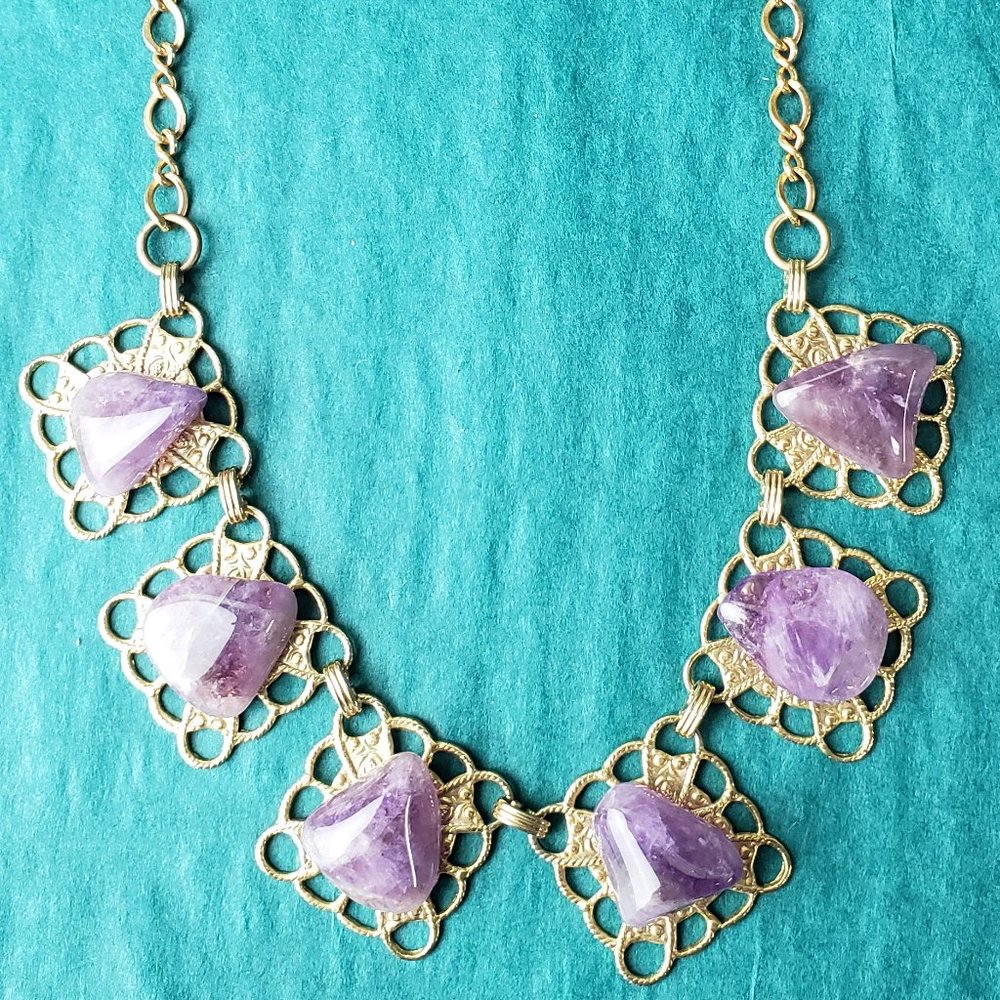 2/20$ Vintage gold tone necklace with amethyst